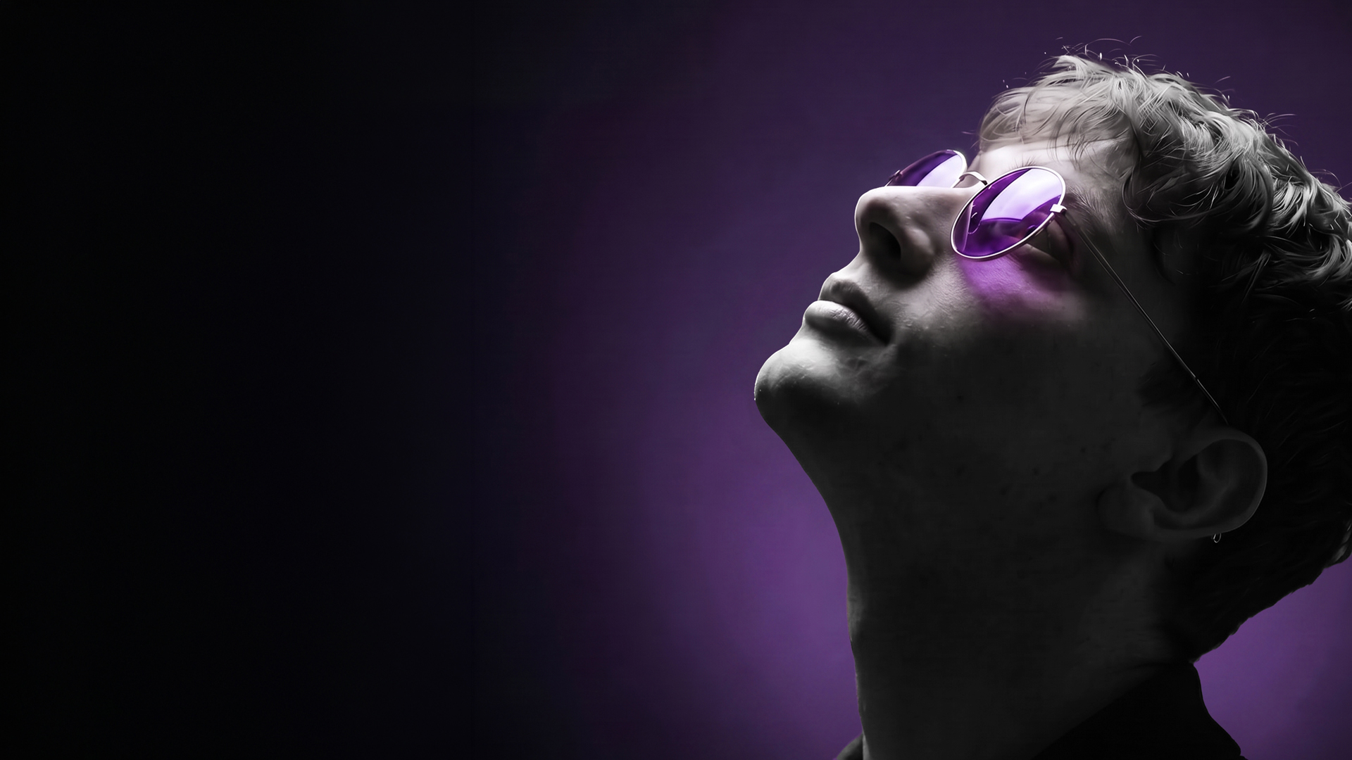 Armin Kadic blickt nach oben ins violette Licht